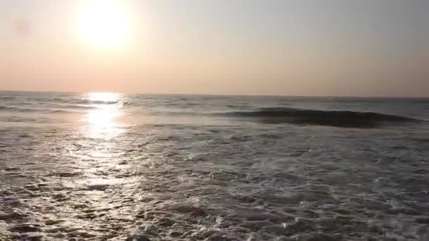 Dramatik Deniz Gündoğumu Yanan Gökyüzü Parlayan Altın Dalgalar Deniz Üzerinde — Stok video