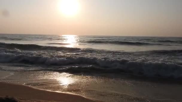 劇的な海の日の出 燃える空と輝く黄金の波 海の上の美しい景色夕日 ビーチで波がクラッシュ海の上の太陽 ビーチヤシの島で素晴らしい赤い日の出 オレンジ色の日の出と波 自然日の出 — ストック動画