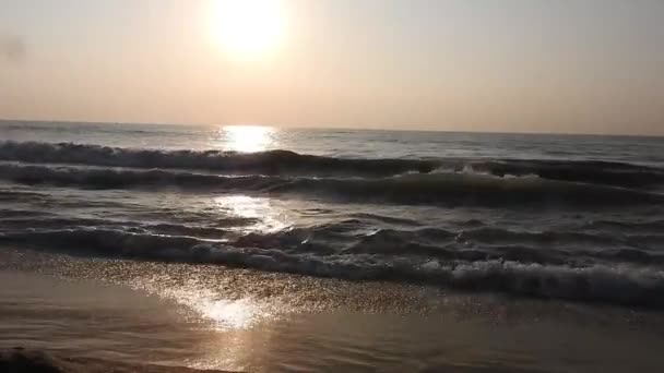 Dramatis Matahari Terbit Laut Membakar Langit Dan Berkilauan Gelombang Emas — Stok Video