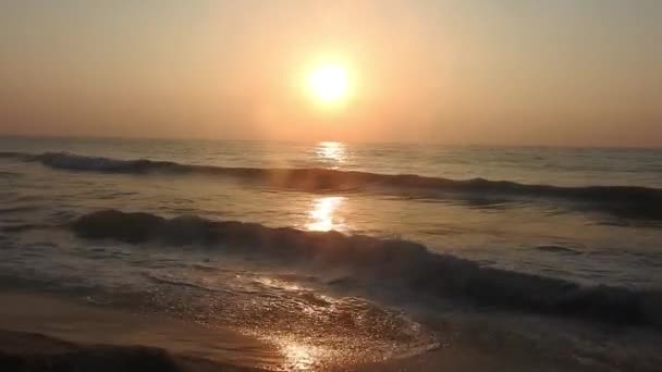Δραματική Ανατολή Φλεγόμενος Ουρανός Και Λαμπερά Χρυσά Κύματα Όμορφη Θέα — Αρχείο Βίντεο