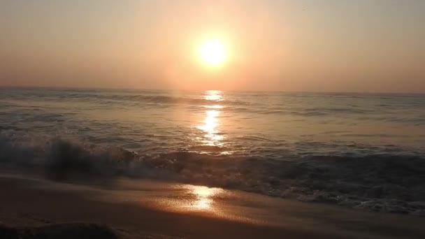 戏剧化的海上日出燃烧的天空和闪耀的金色波浪 美丽的日落在海面上 海浪在海滩上冲撞 阳光在海面上 海滩棕榈岛上令人惊奇的红色日出 橙色是日出和波浪的颜色 自然日出 — 图库视频影像