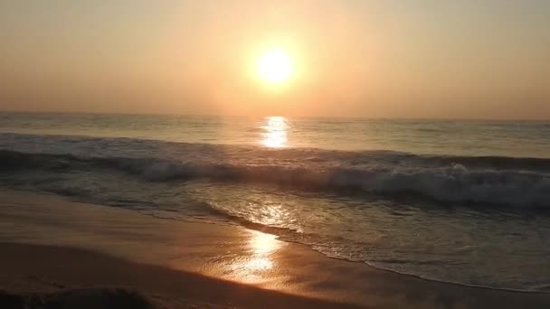 Dramatik Deniz Gündoğumu Yanan Gökyüzü Parlayan Altın Dalgalar Deniz Üzerinde — Stok video