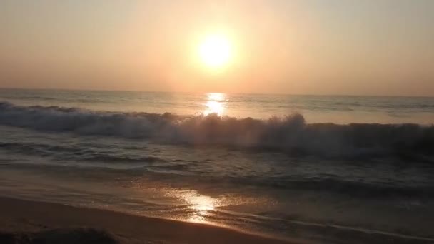 清晨日出在海滨 蓝色的浪花飘扬 多彩的冬日日出 寒冷的暴风雨和乌云在波罗的海上空掠过风景 金色的海浪拍打着地面 美丽的景色 落海的日落 海滩上的海浪 — 图库视频影像