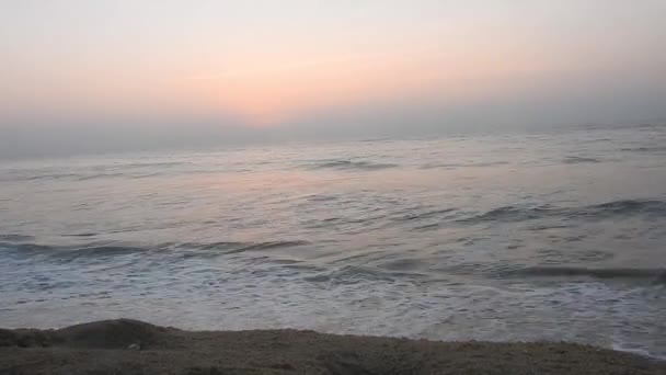 Ξημέρωσε Νωρίς Πρωί Στην Ακτή Κυματίζουν Μπλε Κύματα Πολύχρωμο Χειμωνιάτικο — Αρχείο Βίντεο