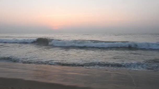 海の海岸で早朝の日の出 青い波が流れている カラフルな冬の日の出 風景の中でバルト海の上に冷たい嵐の波と雲 地面に当たる黄金の海の波 風景海の美しい景色海の夕日 ビーチの海の波 — ストック動画