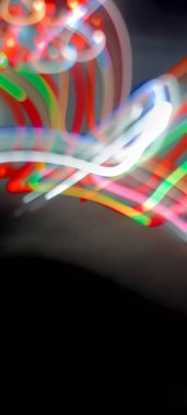 Soy 'da ışık yolları. Sanat eseri. Bir soyda uzun pozlama fotoğrafı. Mavi ve kırmızı ışıkta fotoğraf, uzun pozlu peri mavisi ve kırmızı ışıklar kıvrımlar ve dalgalar siyah arkaplanda. Uzun pozlu ışık resimli fotoğraf. Abs