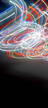 Soy 'da ışık yolları. Sanat eseri. Bir soyda uzun pozlama fotoğrafı. Mavi ve kırmızı ışıkta fotoğraf, uzun pozlu peri mavisi ve kırmızı ışıklar kıvrımlar ve dalgalar siyah arkaplanda. Uzun pozlu ışık resimli fotoğraf. Abs