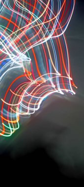 Soy 'da ışık yolları. Sanat eseri. Bir soyda uzun pozlama fotoğrafı. Mavi ve kırmızı ışıkta fotoğraf, uzun pozlu peri mavisi ve kırmızı ışıklar kıvrımlar ve dalgalar siyah arkaplanda. Uzun pozlu ışık resimli fotoğraf. Abs