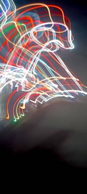 Soy 'da ışık yolları. Sanat eseri. Bir soyda uzun pozlama fotoğrafı. Mavi ve kırmızı ışıkta fotoğraf, uzun pozlu peri mavisi ve kırmızı ışıklar kıvrımlar ve dalgalar siyah arkaplanda. Uzun pozlu ışık resimli fotoğraf. Abs