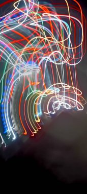 Soy 'da ışık yolları. Sanat eseri. Bir soyda uzun pozlama fotoğrafı. Mavi ve kırmızı ışıkta fotoğraf, uzun pozlu peri mavisi ve kırmızı ışıklar kıvrımlar ve dalgalar siyah arkaplanda. Uzun pozlu ışık resimli fotoğraf. Abs