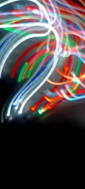 Soy 'da ışık yolları. Sanat eseri. Bir soyda uzun pozlama fotoğrafı. Mavi ve kırmızı ışıkta fotoğraf, uzun pozlu peri mavisi ve kırmızı ışıklar kıvrımlar ve dalgalar siyah arkaplanda. Uzun pozlu ışık resimli fotoğraf. Abs