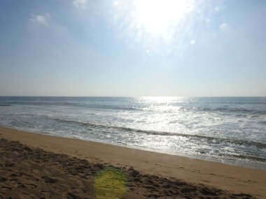 Deniz günbatımının manzarası, okyanusun doğuşu, denizde gün batımı, tropik günbatımı. Okyanusta güzel, kırmızı ve sarı gün batımı kumlu sahil, güneş ışığı ve dalgaları. Renkli ve dramatik Günbatımı Gökyüzü Okyanusu Arkaplanı. Günbatımı Okyanus Dalgası 