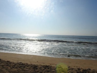 Deniz günbatımının manzarası, okyanusun doğuşu, denizde gün batımı, tropik günbatımı. Okyanusta güzel, kırmızı ve sarı gün batımı kumlu sahil, güneş ışığı ve dalgaları. Renkli ve dramatik Günbatımı Gökyüzü Okyanusu Arkaplanı. Günbatımı Okyanus Dalgası 