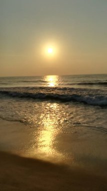 Sunset Ocean Wave sörf arması. Gündoğumu Günbatımı Güneşli Okyanus. Deniz günbatımının manzarası, okyanusun doğuşu, denizde gün batımı, tropik günbatımı. Renkli ve dramatik Günbatımı Gökyüzü Okyanusu Arkaplanı, Suyun üzerinde parlak mor bir gün batımı