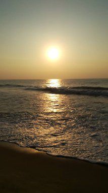 Sunset Ocean Wave sörf arması. Gündoğumu Günbatımı Güneşli Okyanus. Deniz günbatımının manzarası, okyanusun doğuşu, denizde gün batımı, tropik günbatımı. Renkli ve dramatik Günbatımı Gökyüzü Okyanusu Arkaplanı, Suyun üzerinde parlak mor bir gün batımı