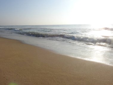 Sunset Ocean Wave sörf arması. Gündoğumu Günbatımı Güneşli Okyanus. Deniz günbatımının manzarası, okyanusun doğuşu, denizde gün batımı, tropik günbatımı. Renkli ve dramatik Günbatımı Gökyüzü Okyanusu Arkaplanı, Suyun üzerinde parlak mor bir gün batımı