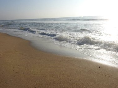 Sunset Ocean Wave sörf arması. Gündoğumu Günbatımı Güneşli Okyanus. Deniz günbatımının manzarası, okyanusun doğuşu, denizde gün batımı, tropik günbatımı. Renkli ve dramatik Günbatımı Gökyüzü Okyanusu Arkaplanı, Suyun üzerinde parlak mor bir gün batımı