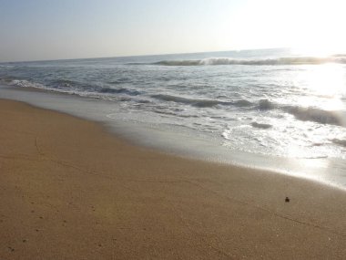 Sunset Ocean Wave sörf arması. Gündoğumu Günbatımı Güneşli Okyanus. Deniz günbatımının manzarası, okyanusun doğuşu, denizde gün batımı, tropik günbatımı. Renkli ve dramatik Günbatımı Gökyüzü Okyanusu Arkaplanı, Suyun üzerinde parlak mor bir gün batımı