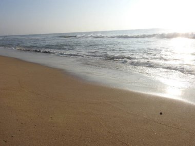 Sunset Ocean Wave sörf arması. Gündoğumu Günbatımı Güneşli Okyanus. Deniz günbatımının manzarası, okyanusun doğuşu, denizde gün batımı, tropik günbatımı. Renkli ve dramatik Günbatımı Gökyüzü Okyanusu Arkaplanı, Suyun üzerinde parlak mor bir gün batımı