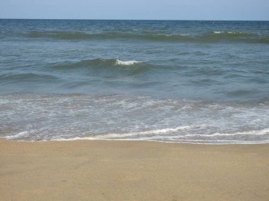 Sunset Ocean Wave sörf arması. Gündoğumu Günbatımı Güneşli Okyanus. Deniz günbatımının manzarası, okyanusun doğuşu, denizde gün batımı, tropik günbatımı. Renkli ve dramatik Günbatımı Gökyüzü Okyanusu Arkaplanı, Suyun üzerinde parlak mor bir gün batımı