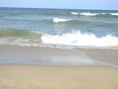 Sunset Ocean Wave sörf arması. Gündoğumu Günbatımı Güneşli Okyanus. Deniz günbatımının manzarası, okyanusun doğuşu, denizde gün batımı, tropik günbatımı. Renkli ve dramatik Günbatımı Gökyüzü Okyanusu Arkaplanı, Suyun üzerinde parlak mor bir gün batımı