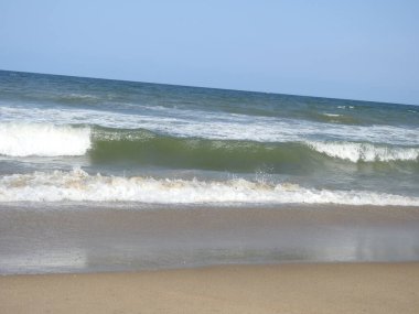 Sunset Ocean Wave sörf arması. Gündoğumu Günbatımı Güneşli Okyanus. Deniz günbatımının manzarası, okyanusun doğuşu, denizde gün batımı, tropik günbatımı. Renkli ve dramatik Günbatımı Gökyüzü Okyanusu Arkaplanı, Suyun üzerinde parlak mor bir gün batımı