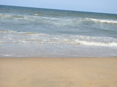 Sunset Ocean Wave sörf arması. Gündoğumu Günbatımı Güneşli Okyanus. Deniz günbatımının manzarası, okyanusun doğuşu, denizde gün batımı, tropik günbatımı. Renkli ve dramatik Günbatımı Gökyüzü Okyanusu Arkaplanı, Suyun üzerinde parlak mor bir gün batımı