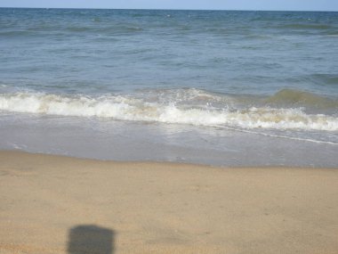 Sunset Ocean Wave sörf arması. Gündoğumu Günbatımı Güneşli Okyanus. Deniz günbatımının manzarası, okyanusun doğuşu, denizde gün batımı, tropik günbatımı. Renkli ve dramatik Günbatımı Gökyüzü Okyanusu Arkaplanı, Suyun üzerinde parlak mor bir gün batımı