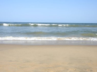 Sunset Ocean Wave sörf arması. Gündoğumu Günbatımı Güneşli Okyanus. Deniz günbatımının manzarası, okyanusun doğuşu, denizde gün batımı, tropik günbatımı. Renkli ve dramatik Günbatımı Gökyüzü Okyanusu Arkaplanı, Suyun üzerinde parlak mor bir gün batımı