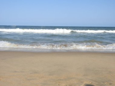 Sunset Ocean Wave sörf arması. Gündoğumu Günbatımı Güneşli Okyanus. Deniz günbatımının manzarası, okyanusun doğuşu, denizde gün batımı, tropik günbatımı. Renkli ve dramatik Günbatımı Gökyüzü Okyanusu Arkaplanı, Suyun üzerinde parlak mor bir gün batımı