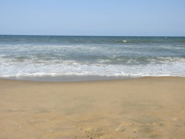 Sunset Ocean Wave sörf arması. Gündoğumu Günbatımı Güneşli Okyanus. Deniz günbatımının manzarası, okyanusun doğuşu, denizde gün batımı, tropik günbatımı. Renkli ve dramatik Günbatımı Gökyüzü Okyanusu Arkaplanı, Suyun üzerinde parlak mor bir gün batımı