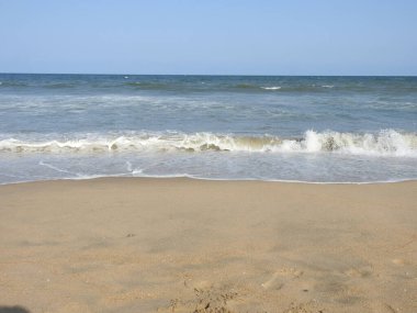 Sunset Ocean Wave sörf arması. Gündoğumu Günbatımı Güneşli Okyanus. Deniz günbatımının manzarası, okyanusun doğuşu, denizde gün batımı, tropik günbatımı. Renkli ve dramatik Günbatımı Gökyüzü Okyanusu Arkaplanı, Suyun üzerinde parlak mor bir gün batımı