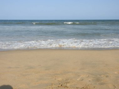 Sunset Ocean Wave sörf arması. Gündoğumu Günbatımı Güneşli Okyanus. Deniz günbatımının manzarası, okyanusun doğuşu, denizde gün batımı, tropik günbatımı. Renkli ve dramatik Günbatımı Gökyüzü Okyanusu Arkaplanı, Suyun üzerinde parlak mor bir gün batımı