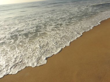 Sunset Ocean Wave sörf arması. Gündoğumu Günbatımı Güneşli Okyanus. Deniz günbatımının manzarası, okyanusun doğuşu, denizde gün batımı, tropik günbatımı. Renkli ve dramatik Günbatımı Gökyüzü Okyanusu Arkaplanı, Suyun üzerinde parlak mor bir gün batımı