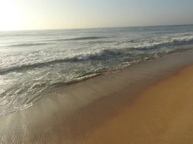 Sunset Ocean Wave sörf arması. Gündoğumu Günbatımı Güneşli Okyanus. Deniz günbatımının manzarası, okyanusun doğuşu, denizde gün batımı, tropik günbatımı. Renkli ve dramatik Günbatımı Gökyüzü Okyanusu Arkaplanı, Suyun üzerinde parlak mor bir gün batımı