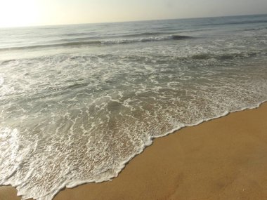 Sunset Ocean Wave sörf arması. Gündoğumu Günbatımı Güneşli Okyanus. Deniz günbatımının manzarası, okyanusun doğuşu, denizde gün batımı, tropik günbatımı. Renkli ve dramatik Günbatımı Gökyüzü Okyanusu Arkaplanı, Suyun üzerinde parlak mor bir gün batımı