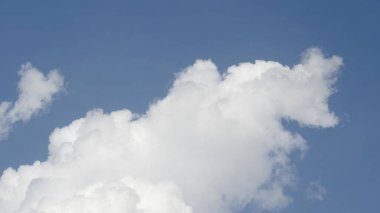 Güneşli gökyüzü bulutlu suluboya gökyüzü vektör, güneşli gökyüzünün fotoğrafı cennette yüzen küçük bulutlar. Güzel mavi gökyüzü ve beyaz kabarık bulutlar. Bulutlu mavi gökyüzünün panoramik görüntüsü. Güzel gökyüzü, gökyüzü ve bulutlar gün boyunca arka plan olarak