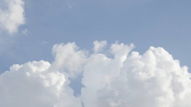 Güneşli gökyüzü bulutlu suluboya gökyüzü vektör, güneşli gökyüzünün fotoğrafı cennette yüzen küçük bulutlar. Güzel mavi gökyüzü ve beyaz kabarık bulutlar. Bulutlu mavi gökyüzünün panoramik görüntüsü. Güzel gökyüzü, gökyüzü ve bulutlar gün boyunca arka plan olarak