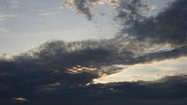 Güneşli gökyüzü bulutlu suluboya gökyüzü vektör, güneşli gökyüzünün fotoğrafı cennette yüzen küçük bulutlar. Güzel mavi gökyüzü ve beyaz kabarık bulutlar. Bulutlu mavi gökyüzünün panoramik görüntüsü. Güzel gökyüzü, gökyüzü ve bulutlar gün boyunca arka plan olarak