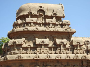 Arjuna 'nın Mahabalipuram' daki kefareti, Hindistan Sahil Tapınağı Mamallapuram, Tamil Nadu, Hindistan. Mamallapuram 'daki mağarada. Mahabalipuram Beş Rathas 'taki kıyı tapınağı. Eski Hindu monolitik Hint kaya kesimi mimarisi. Arjuna 'nın Mahabalipuram Hindistan' daki Kefareti