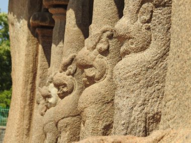 Arjuna 'nın Mahabalipuram' daki kefareti, Hindistan Sahil Tapınağı Mamallapuram, Tamil Nadu, Hindistan. Mamallapuram 'daki mağarada. Mahabalipuram Beş Rathas 'taki kıyı tapınağı. Eski Hindu monolitik Hint kaya kesimi mimarisi. Arjuna 'nın Mahabalipuram Hindistan' daki Kefareti