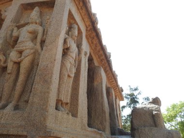 Arjuna 'nın Mahabalipuram' daki kefareti, Hindistan Sahil Tapınağı Mamallapuram, Tamil Nadu, Hindistan. Mamallapuram 'daki mağarada. Mahabalipuram Beş Rathas 'taki kıyı tapınağı. Eski Hindu monolitik Hint kaya kesimi mimarisi. Arjuna 'nın Mahabalipuram Hindistan' daki Kefareti
