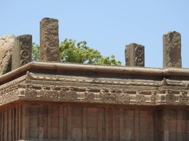 Arjuna 'nın Mahabalipuram' daki kefareti, Hindistan Sahil Tapınağı Mamallapuram, Tamil Nadu, Hindistan. Mamallapuram 'daki mağarada. Mahabalipuram 'daki kıyı tapınağı Beş Rathas - Eski Hindu monolitik Hint kaya kesimi mimarisi.
