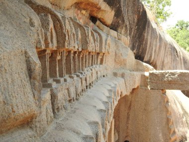 Arjuna 'nın Mahabalipuram' daki kefareti, Hindistan Sahil Tapınağı Mamallapuram, Tamil Nadu, Hindistan. Mamallapuram 'daki mağarada. Mahabalipuram 'daki kıyı tapınağı Beş Rathas - Eski Hindu monolitik Hint kaya kesimi mimarisi.