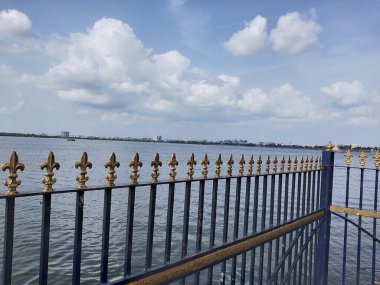 Mavi gökyüzü ve beyaz bulutlar, aşağıdaki nehir manzarasında, Mekong Nehri Taşımacılığı ve Mavi Gökyüzü Doğanın Güzelliği Yağmurlu Mevsimde. Güzel nehrin manzarası. İnsan yok. Penceredeki yağmur damlası, mavi gökyüzü ve bulutlar fon olarak, yağmurlu gün, seçici