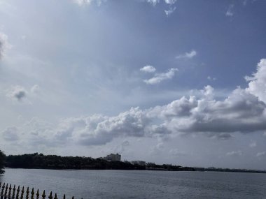 Mavi gökyüzü ve beyaz bulutlar, aşağıdaki nehir manzarasında, Mekong Nehri Taşımacılığı ve Mavi Gökyüzü Doğanın Güzelliği Yağmurlu Mevsimde. Güzel nehrin manzarası. İnsan yok. Penceredeki yağmur damlası, mavi gökyüzü ve bulutlar fon olarak, yağmurlu gün, seçici