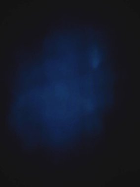 İskele modunda mavi ve siyah soyut. Detaylı modda koyu mavi ve siyah soyut. Mavi ve kırmızı ışıkta fotoğraf, uzun pozlu peri mavisi ve kırmızı ışıklar kıvrımlar ve dalgalar siyah arkaplanda. Soyut hareket eğrisi şehir 