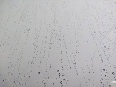 Bulanık bir zemini olan, cam üzerine yağmur damlası damlacıkları doğal arkaplan için desenli. Yağmurdan sonra su damlaları olan cam manzarası. Cama yağmur damlaları, yağmur damlaları. Pencere camına büyük yağmur damlaları. Yağmur suyu. 