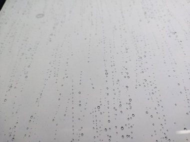 Bulanık bir zemini olan, cam üzerine yağmur damlası damlacıkları doğal arkaplan için desenli. Yağmurdan sonra su damlaları olan cam manzarası. Cama yağmur damlaları, yağmur damlaları. Pencere camına büyük yağmur damlaları. Yağmur suyu. 
