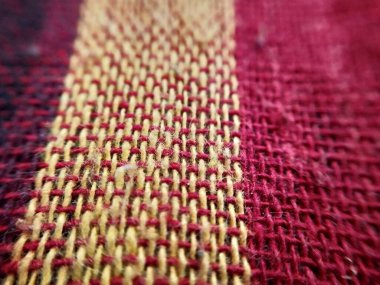 Fırtına sırasında pencere camında büyük yağmur damlaları vardı. Bulutların, yeşil ağaçların ve binaların manzarası. Fırtınalı bir günde yağmur damlalarının şehir manzarası pencereye düşer. Pencereye yağmur damlası. Cama yağmur damlaları. Otomotiv üzerine yağmur damlaları 